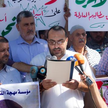 صور الوقفة التضامنية مع الأسيرات في سجن هشارون حول وضع كاميرات مراقبة في ساحة السجن