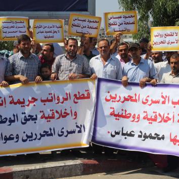 وقفة صامته احتجاجاً على قطع رواتب الأسرى من قبل السلطة