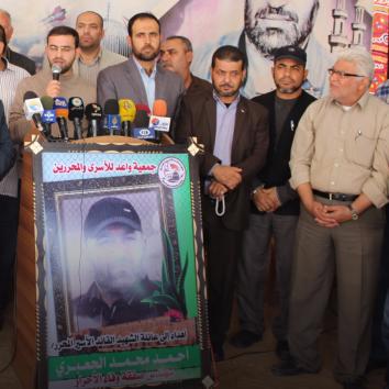 محرري صفقة وفاء الأحرار أثناء زيارة منزل الشهيد القائد أحمد الجعبري